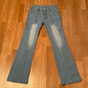 Faded boot, cut jeans